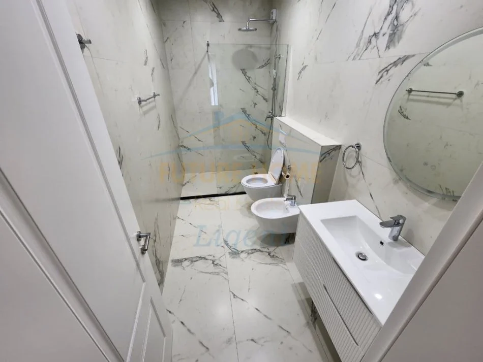 Tirane, jepet me qera apartament 2+1+Ballkon Kati 1, 126 m² 1.200 € (Liqeni i Thate, Tiranë)