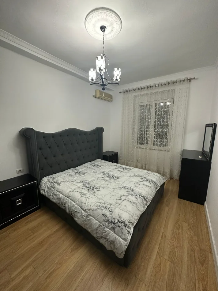 Tirane, jepet me qera apartament 2+1+Ballkon Kati 2, 74 m² 700 € (Shallvaret)
