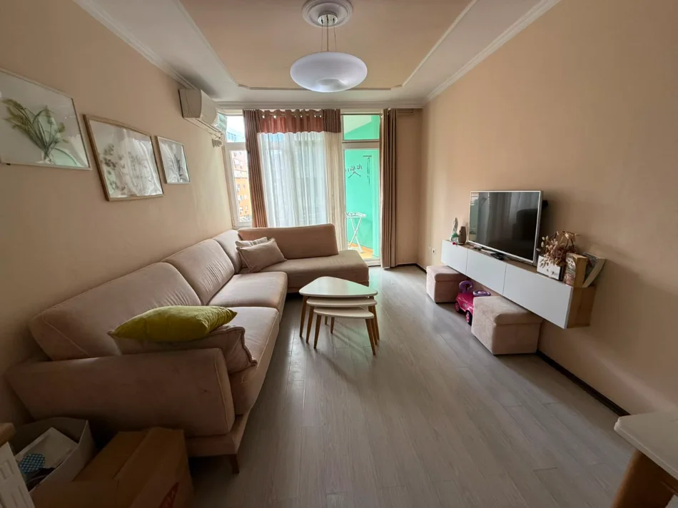 Tirane, jepet me qera apartament 2+1+Aneks+Ballkon Kati 5, 95 m² 750 € (komuna e parisit)