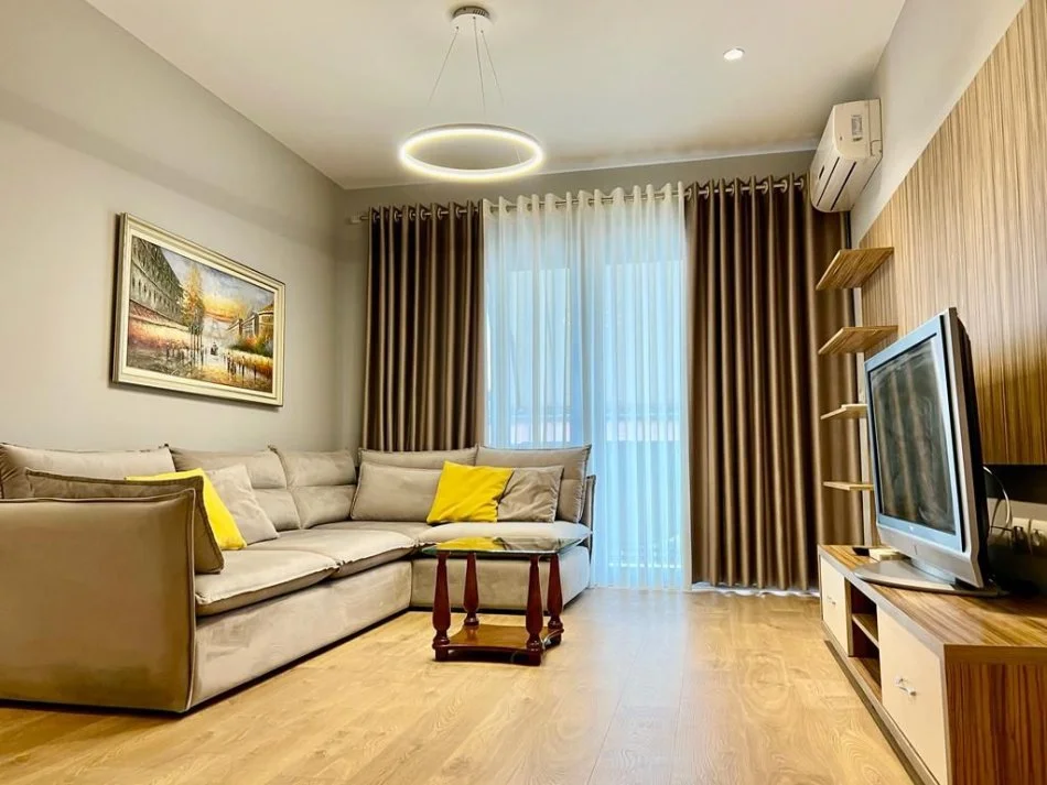 Tirane, jepet me qera apartament 2+1+Ballkon Kati 10, 90 m² 700 € (Komuna e Parisit)