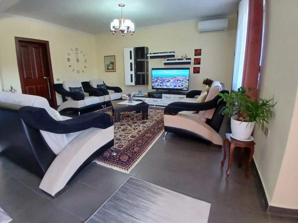 Tirane, jepet me qera apartament 2+1 Kati 2, 110 m² 550 € 