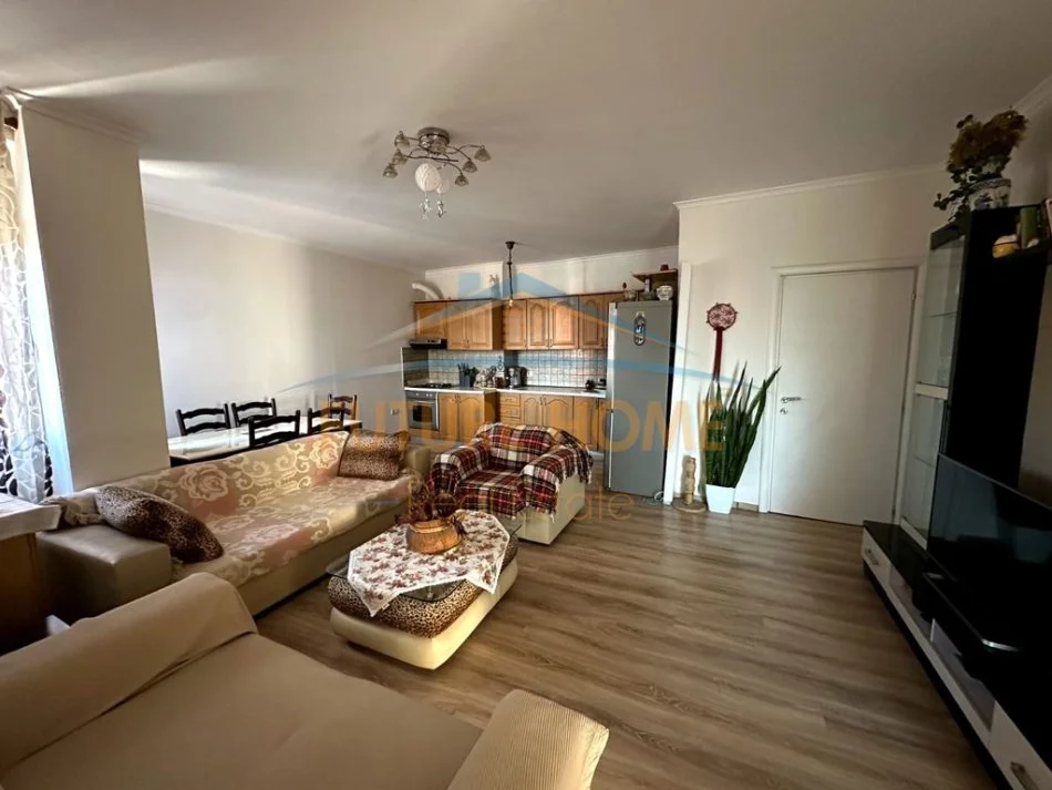 Tirane, jepet me qera apartament 2+1 Kati 3, 86 m² 550 € (Porcelan, Rrugën " Kahreman Ylli ")