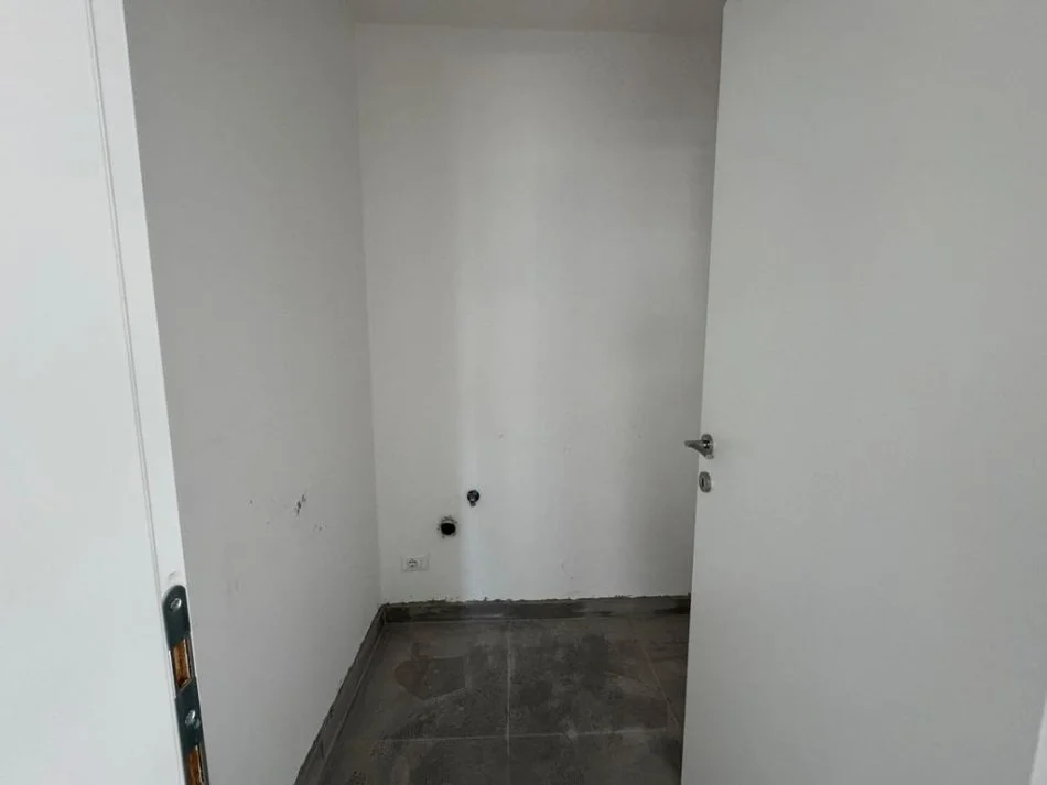 Tirane, jepet me qera ambjent biznesi Kati 12, 138 m² 1.500 € 