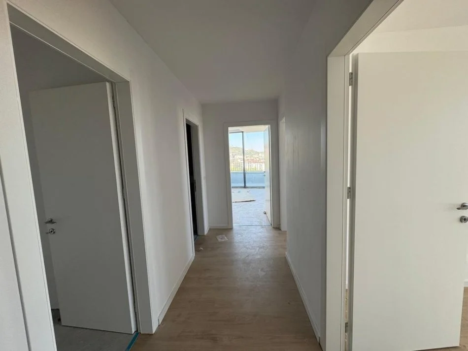 Tirane, jepet me qera ambjent biznesi Kati 12, 138 m² 1.500 € (Rezidenca Lake View, Liqeni Artificial)