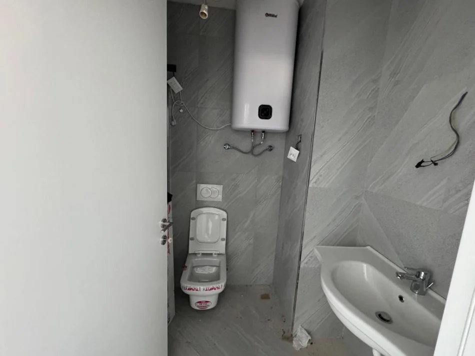 Tirane, jepet me qera ambjent biznesi Kati 12, 138 m² 1.500 € (Rezidenca Lake View, Liqeni Artificial)