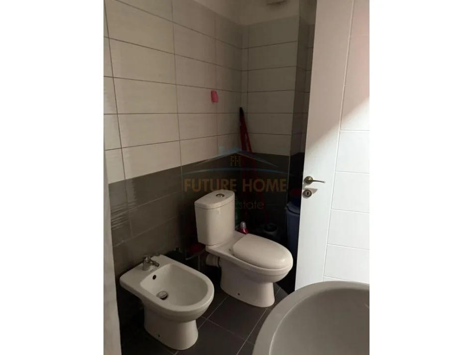 Tirane, jepet me qera apartament 1+1+Ballkon Kati 5, 56 m² 490 € (Rruga e Kavajes, Tirane)
