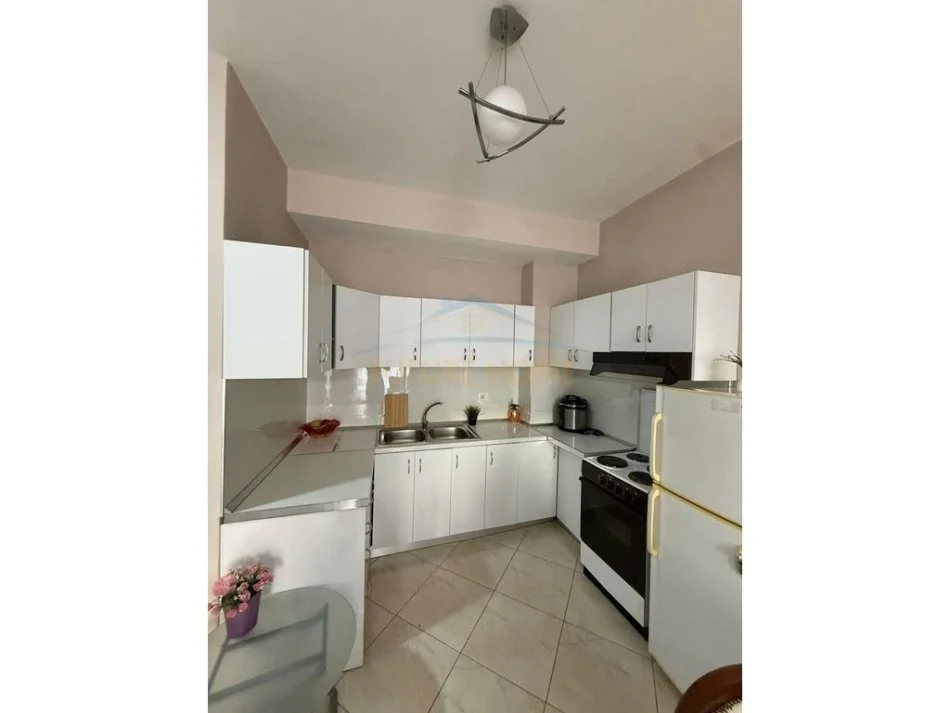 Tirane, jepet me qera apartament 1+1+Ballkon Kati 5, 56 m² 490 € (Rruga e Kavajes, Tirane)