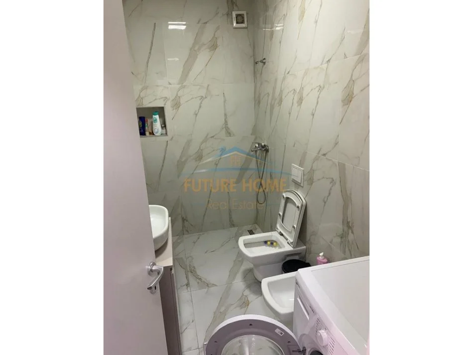 Tirane, jepet me qera apartament 1+1+Ballkon Kati 7, 58 m² 400 € (Univers City)