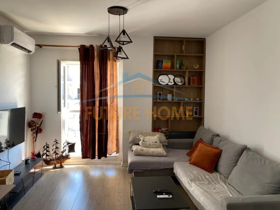 Tirane, jepet me qera apartament 1+1+Ballkon Kati 7, 58 m² 400 € (Univers City)