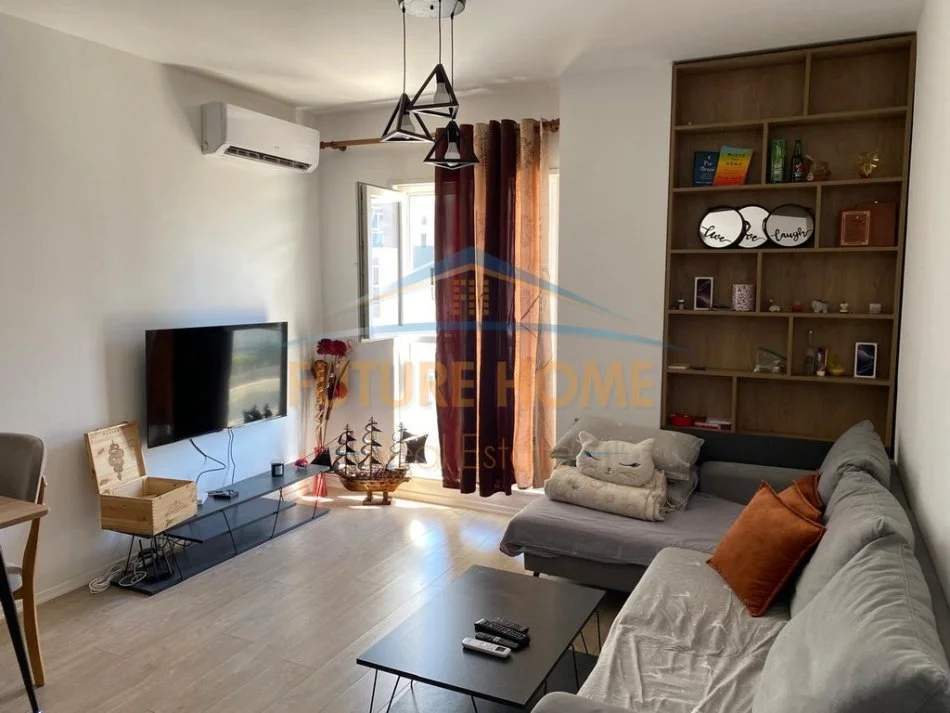 Tirane, jepet me qera apartament 1+1+Ballkon+Post Parkimi,  Kati 7, 58 m² 400 € (Univers City)