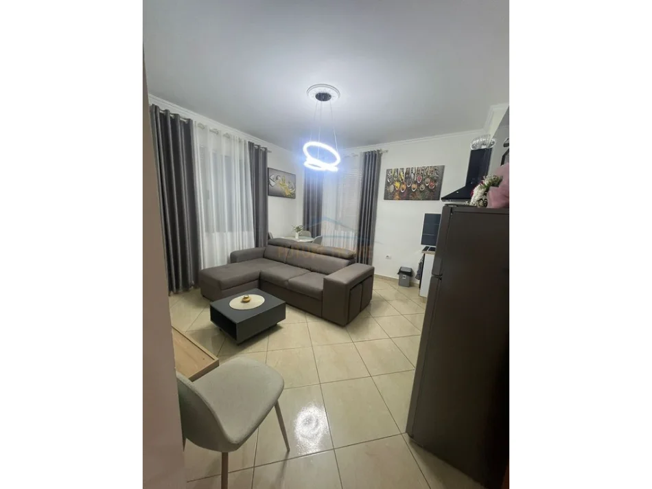 Tirane, jepet me qera apartament 1+1+Ballkon Kati 1, 44 m² 420 € (Fresku)