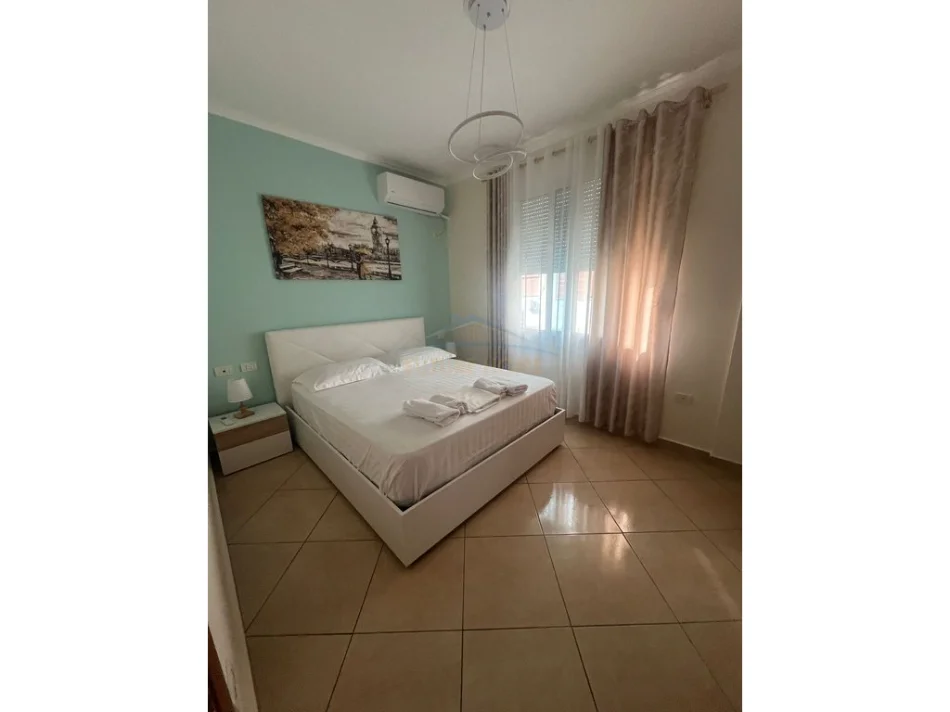 Tirane, jepet me qera apartament 1+1+Ballkon Kati 1, 44 m² 420 € (Fresku)