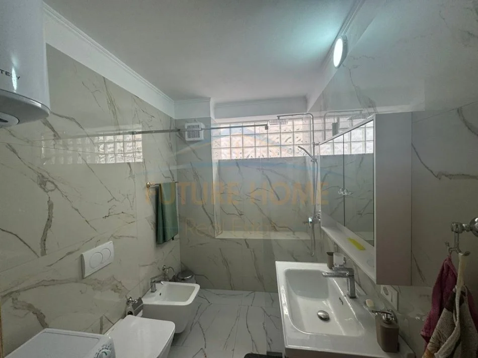 Durres, jepet me qera apartament 1+1+Ballkon Kati 6, 121 m² 500 € (prane Gjykates, Durres)