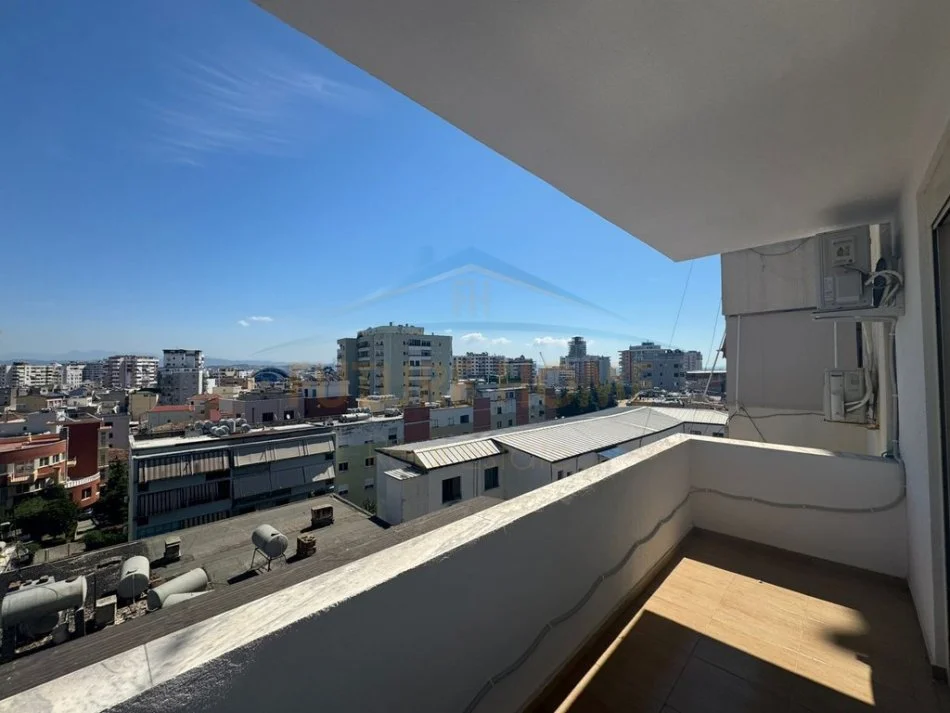 Durres, jepet me qera apartament 1+1+Ballkon Kati 6, 121 m² 500 € (prane Gjykates, Durres)