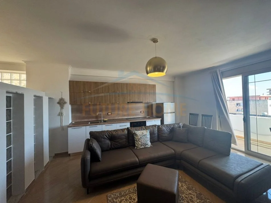 Durres, jepet me qera apartament 1+1+Ballkon Kati 6, 121 m² 500 € (prane Gjykates, Durres)