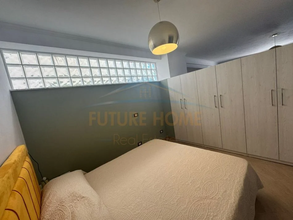 Durres, jepet me qera apartament 1+1+Ballkon Kati 6, 121 m² 500 € (prane Gjykates, Durres)