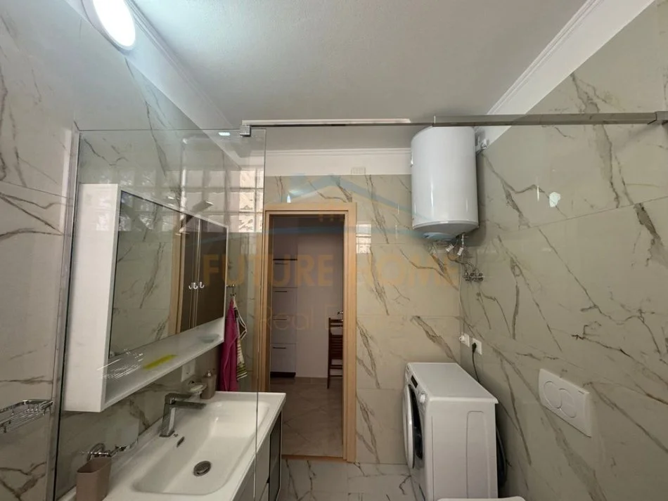 Durres, jepet me qera apartament 1+1+Ballkon Kati 6, 121 m² 500 € (prane Gjykates, Durres)