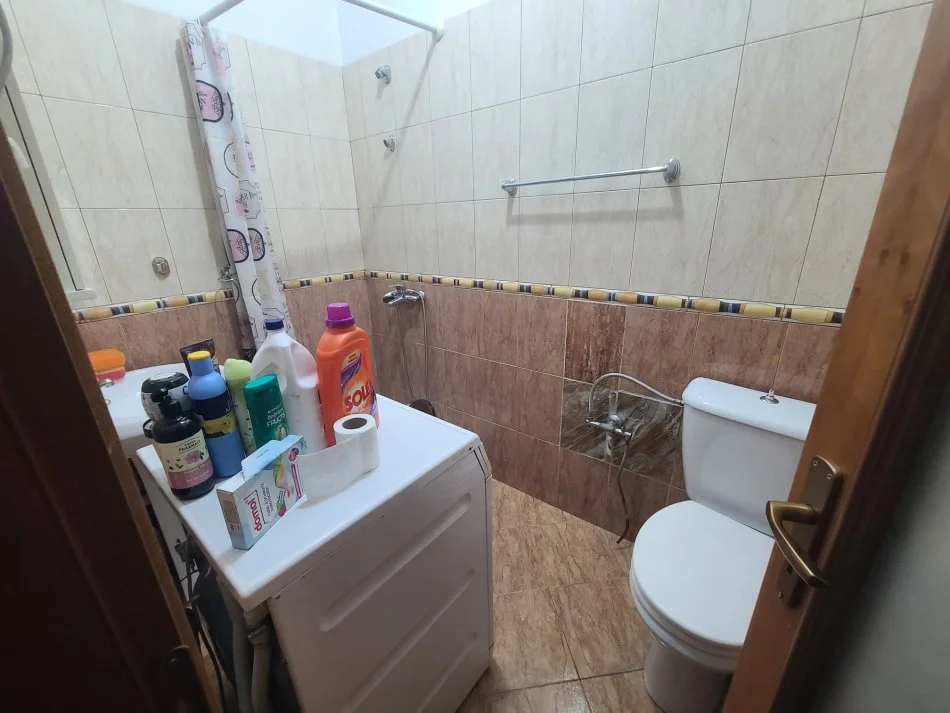 Tirane, jepet me qera apartament 2+1+Ballkon Kati 3, 100 m² 600 € (Tregu Elektrik)