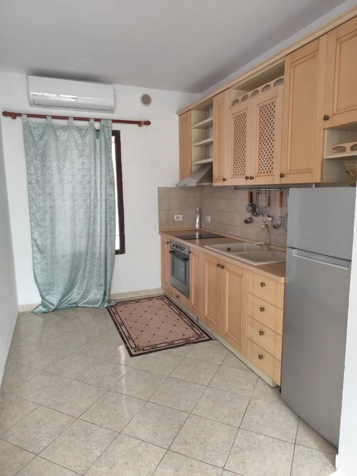 Tirane, jepet me qera apartament 2+1 Kati 1, 90 m² 600 € (Rruga e Kavajes)