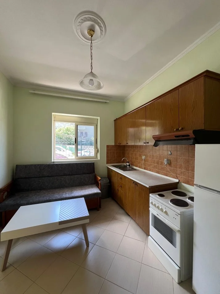 Tirane, jepet me qera 1+1 Kati 1, 60 m² 300 € (Rruga kokonozvwt)
