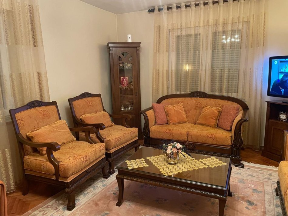 Prizren, shes  komplet mobiljesh për sallon –  stil klasik dhe elegant 1.250 € Cmimi esht i diskutushem .