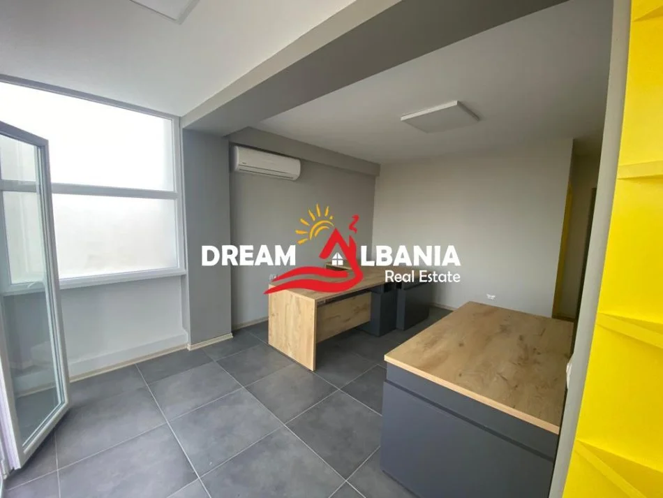 Tirane, jepet me qera zyre Kati 7, 100 m² 500 € (prane ambasades Amerikane)