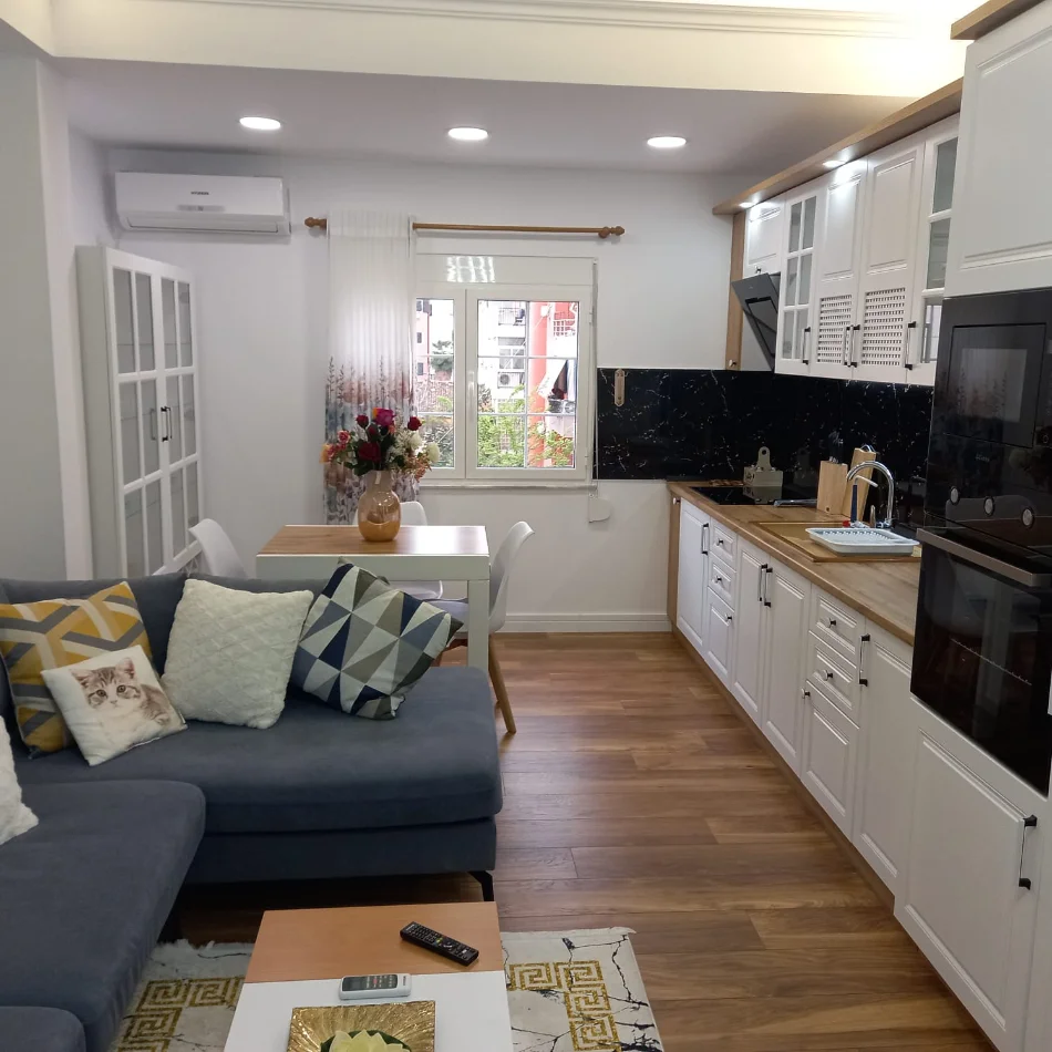 Tirane, jepet me qera apartament 1+1+Ballkon Kati 4, 70 m² 650 € (Blloku)