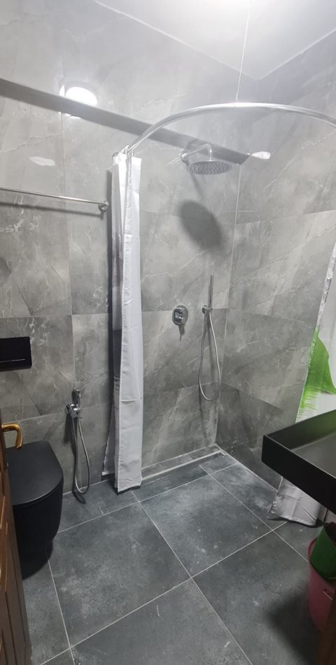 Tirane, jepet me qera apartament 3+1 , 100 m² 570 € (Zogu i Zi , Rruga Dritan Hoxha)