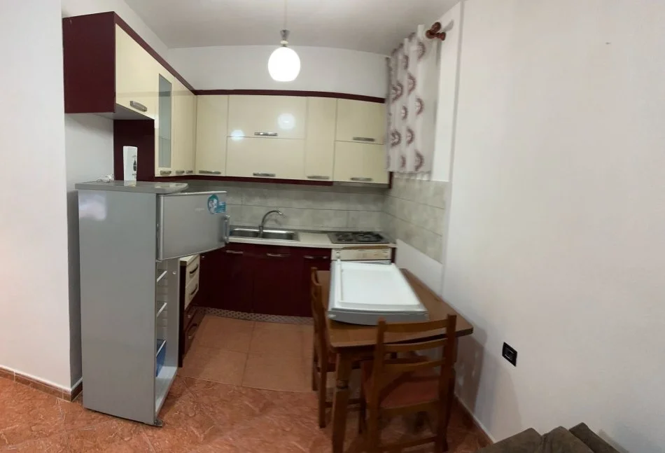 Tirane, jepet me qera apartament 1+1 Kati 2, 450 € 