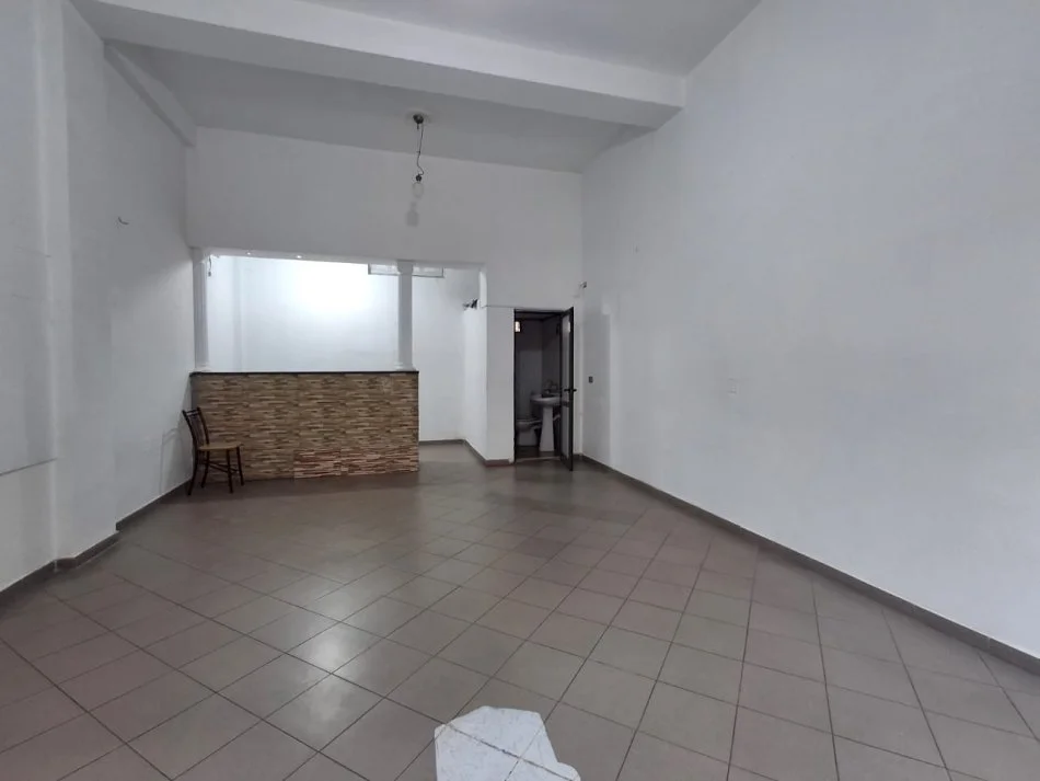 Tirane, jap me qera dyqan Kati 0, 40 m² 350 € (afer Gjimnazit Partizani)