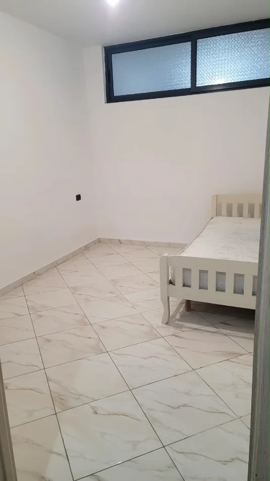 Tirane, jepet me qera 2+1 Kati 1, 75 m² 350 € 