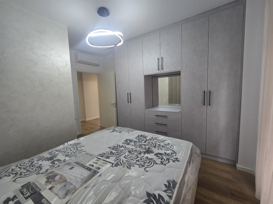 Tirane, jepet me qera apartament 2+1+Aneks+Ballkon Kati 3, 105 m² 750 € (fiori di bosco)