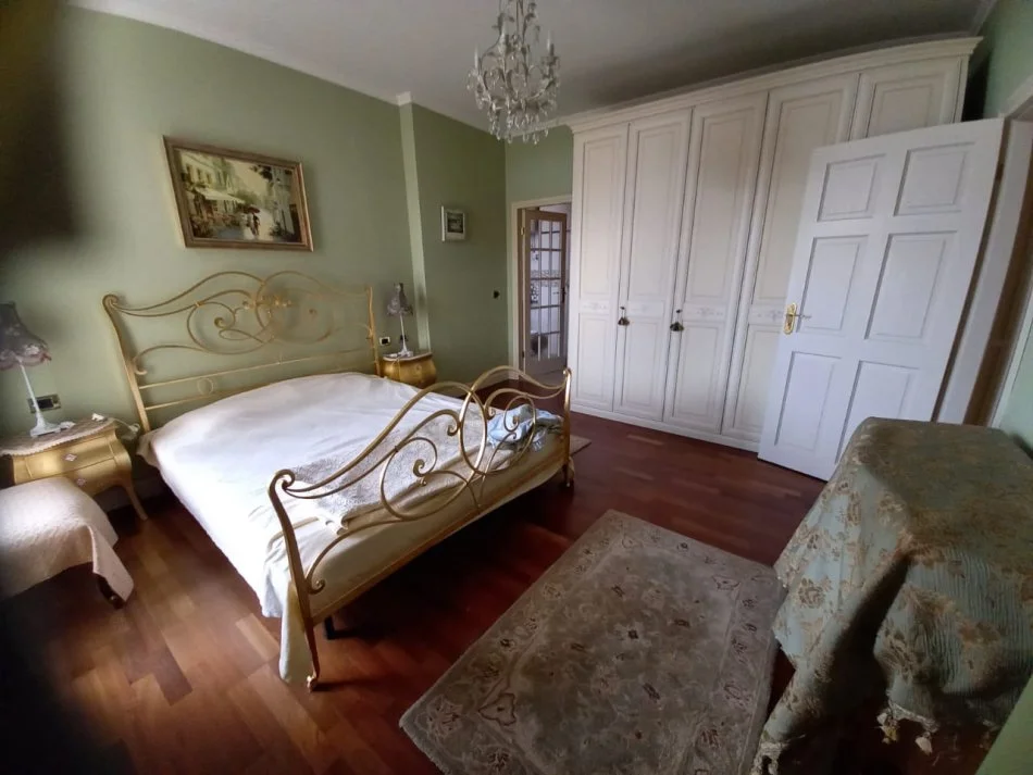 Tirane, jepet me qera 2+1+Ballkon , 550 € (Fresk)