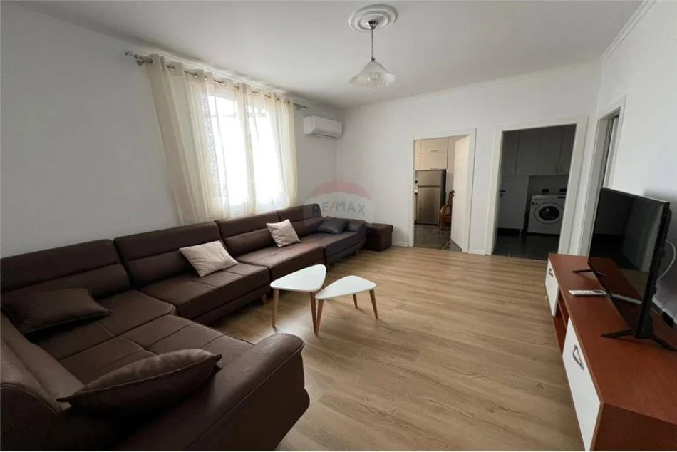 Tirane, jepet me qera apartament 1+1 Kati 3, 91 m² 400 € (Rruga e dibres)