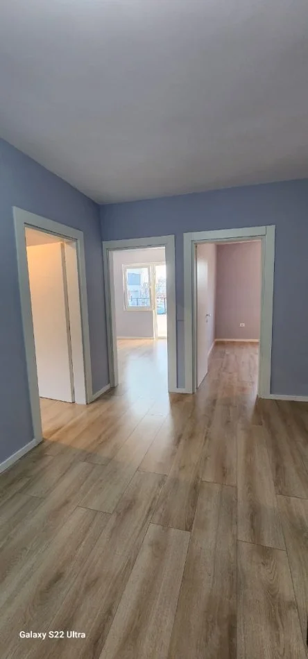 Tirane, jepet me qera apartament 2+1+Ballkon Kati 4, 90 m² 500 € (Pazari i Ri)