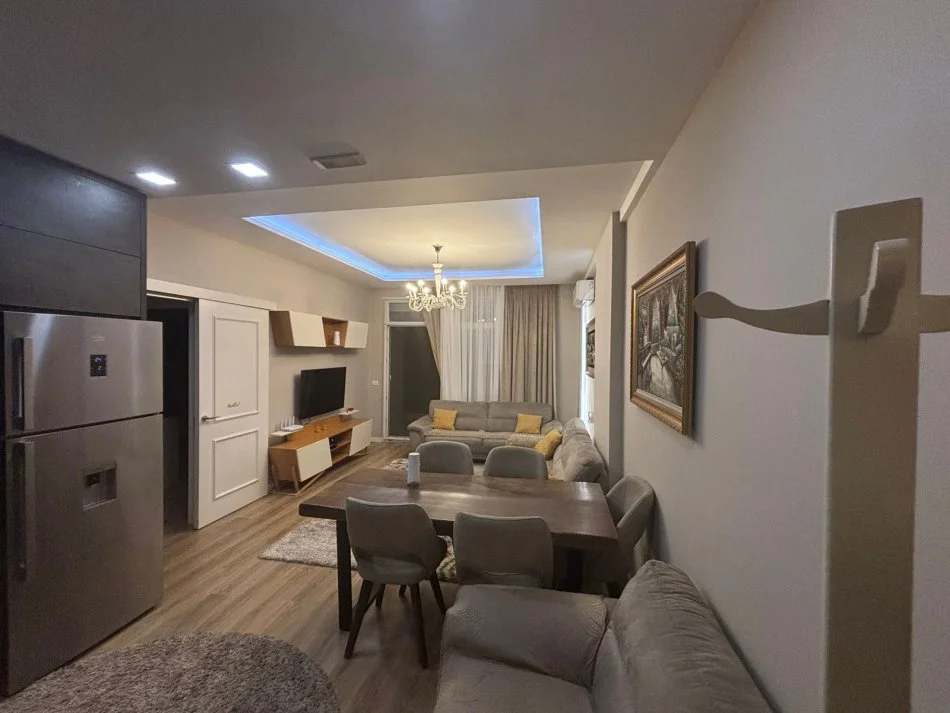 Tirane, jepet me qera apartament 2+1+Ballkon Kati 7, 105 m² 750 € (Rr kryesore)