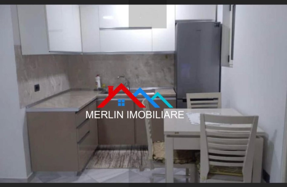 Tirane, jepet me qera apartament 1+1+Ballkon Kati 5, 60 m² 400 € (RRUGA MEMO META)