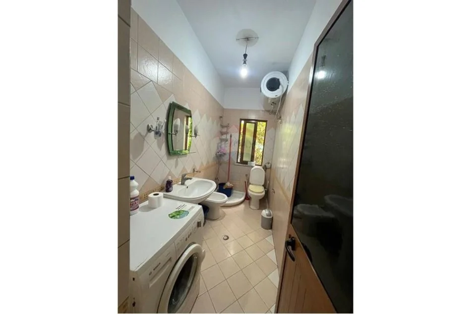 Tirane, jepet me qera , 60 m² 350 € (Rruga Vace Yela)