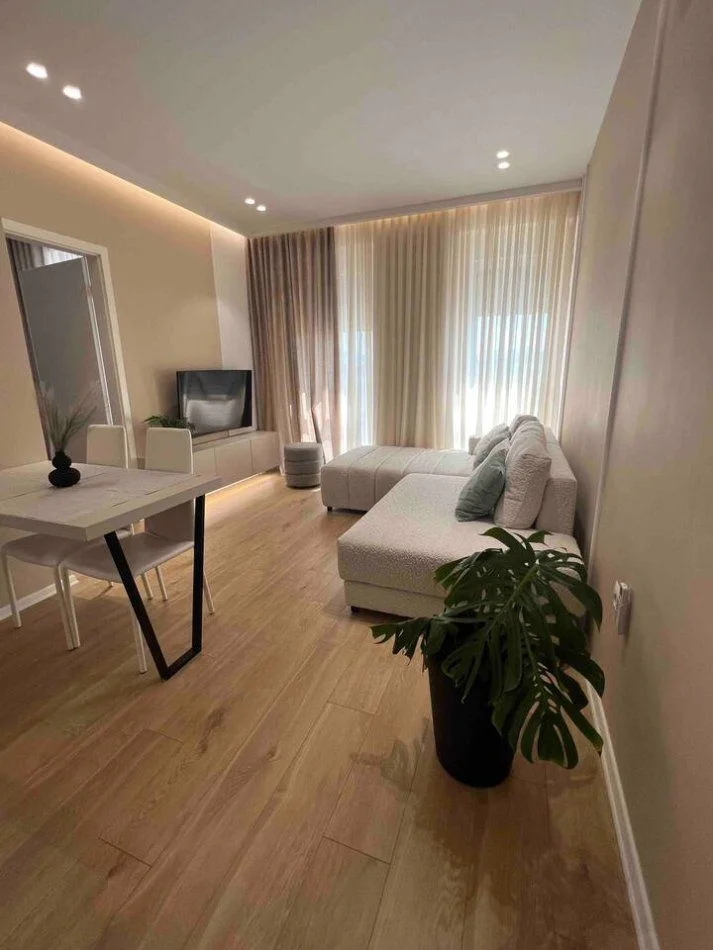 Tirane, jepet me qera apartament 1+1+Ballkon Kati 8, 60 m² 600 € (SIRI KODRA)