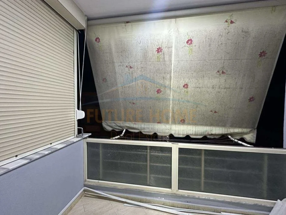 Tirane, jepet me qera apartament 2+1+Ballkon Kati 8, 91 m² 600 € (ndodhet pranë Vilës L, në zonën e Unazës së Re, Tiranë)