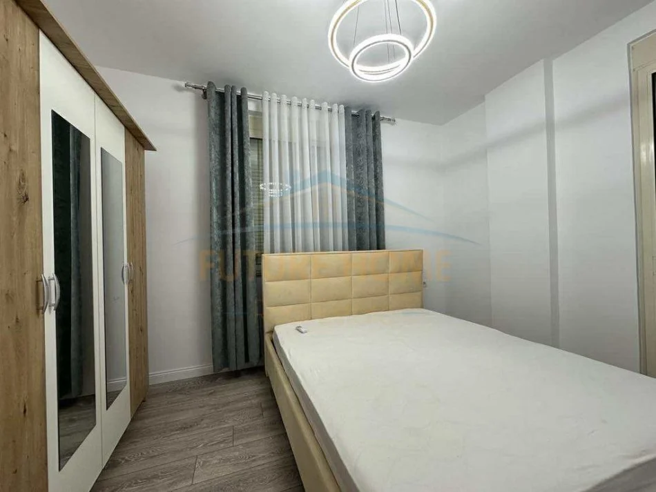 Tirane, jepet me qera apartament 2+1+Ballkon Kati 8, 91 m² 600 € (ndodhet pranë Vilës L, në zonën e Unazës së Re, Tiranë)