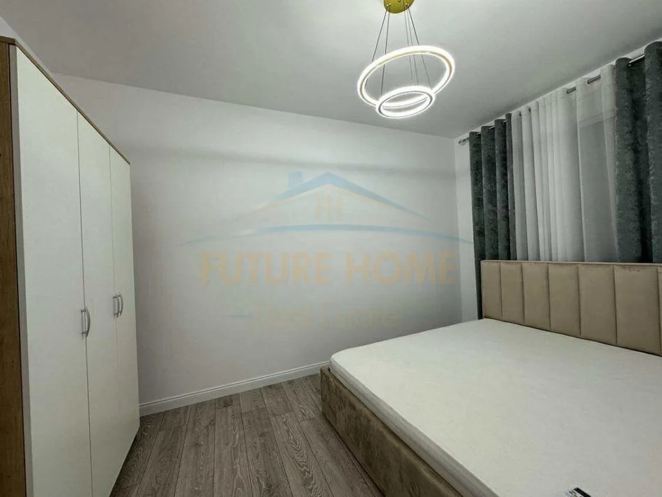 Tirane, jepet me qera apartament 2+1+Ballkon Kati 8, 91 m² 600 € (ndodhet pranë Vilës L, në zonën e Unazës së Re, Tiranë)