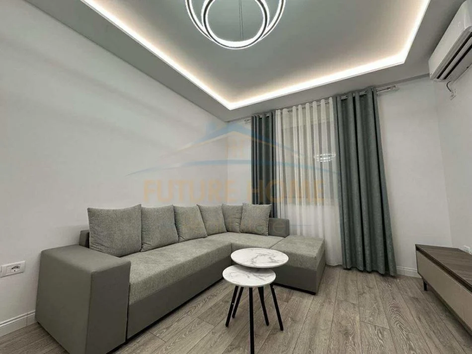 Tirane, jepet me qera apartament 2+1+Ballkon Kati 8, 91 m² 600 € (ndodhet pranë Vilës L, në zonën e Unazës së Re, Tiranë)