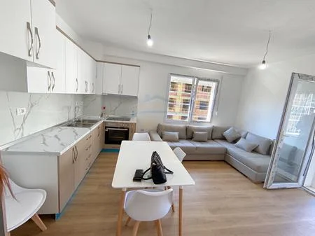 Tirane, jepet me qera apartament 2+1+Ballkon Kati 6, 95 m² 600 € (FUSHA E AVIACIONIT)
