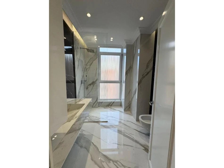 Tirane, shitet apartament 3+1 Kati 5, 168 m² 420.000 €