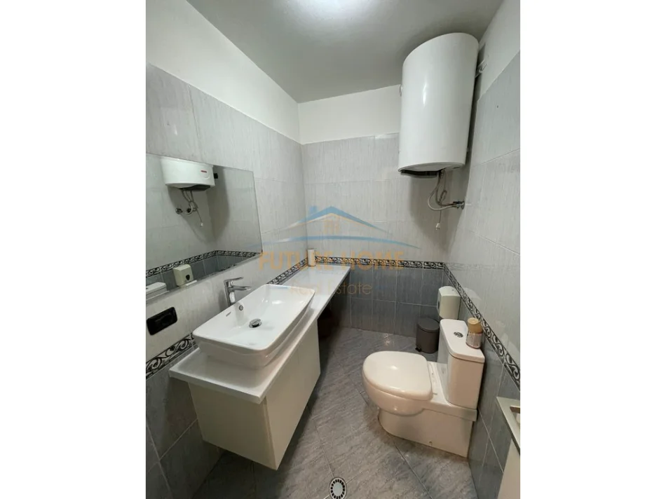 Tirane, jepet me qera ambjent biznesi Kati 4, 70 m² 800 € (Rruga Sami Frasheri)