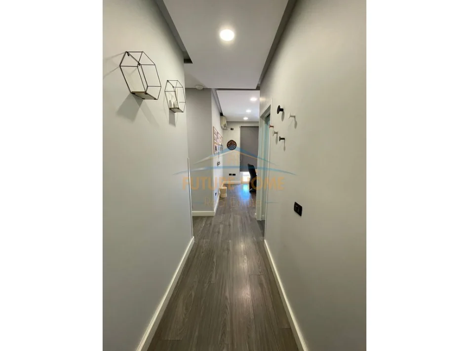 Tirane, jepet me qera zyre Kati 4, 70 m² 800 € (RRUGA SAMI FRASHERI)