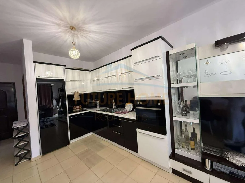 Tirane, jepet me qera apartament 2+1+Ballkon Kati 6, 67 m² 450 € (Yzberisht)