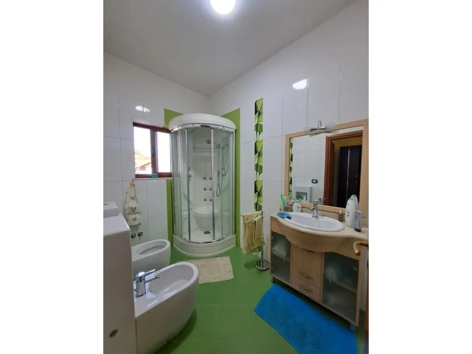 Tirane, jepet me qera apartament 2+1 Kati 2, 144 m² 550 € 