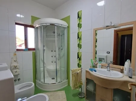 Tirane, jepet me qera apartament 2+1+Ballkon Kati 2, 144 m² 520 € (selite)